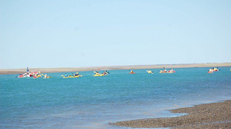 Fueron 30 los vecinos solidarios que se animaron a remar en el mar por una causa solidaria.