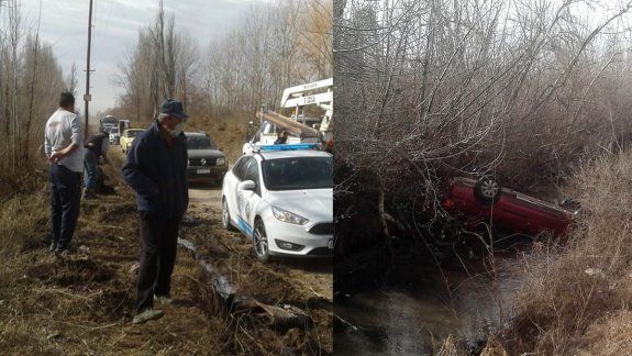 Quiso hacer un sobrepaso y terminó adentro de un desagüe