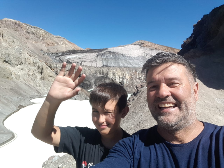 Charly con su hijo Joao, quien mamó el espíritu aventurero.