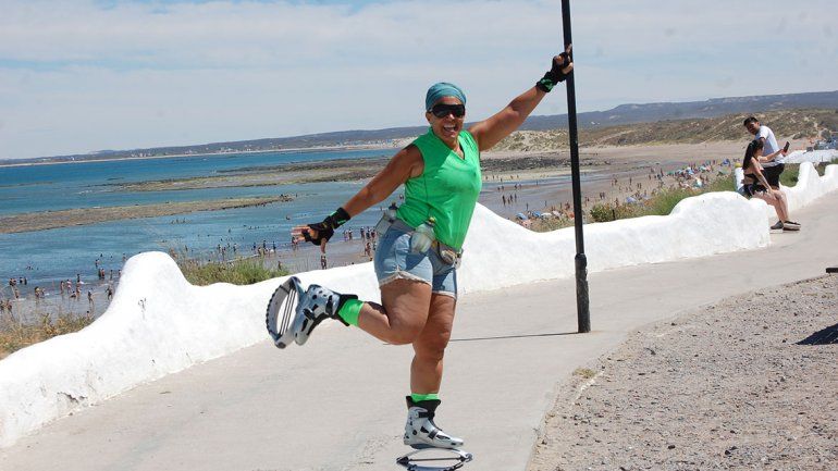 Una turista sorprendió en Las Grutas con un paseo a los saltos