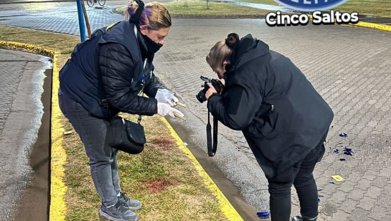 Tras una pelea a la salida de un boliche, un joven fue apuñalado por la espalda en Cinco Saltos. Tras una pelea a la salida de un boliche, un joven fue apuñalado por la espalda en Cinco Saltos.