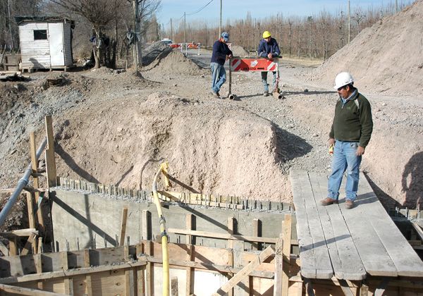 Continúan las obras de alcantarillado en Cuatro Esquinas