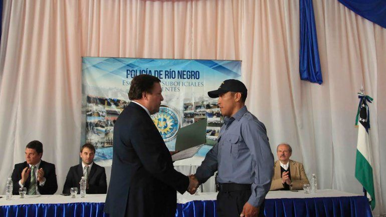 Weretilneck encabezó ayer el acto de egreso de 85 policías en Allen.