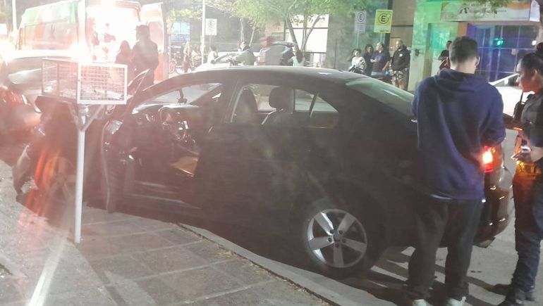 Corrían picadas en el centro de Cipolletti y chocaron con un auto estacionado. Foto: Antonio Spagnuolo.