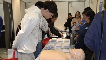 Adolescentes de escuelas secundarias comenzaron a recorrer con éxito la primera jornada de la Expo Vocacional que se desarrolla en Cipolletti. Adolescentes de escuelas secundarias comenzaron a recorrer con éxito la primera jornada de la Expo Vocacional que se desarrolla en Cipolletti.