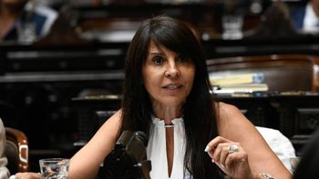 La candidata a senadora por LLA, Lorena Villaverde, mostró publicamente los resultados de los estudios.