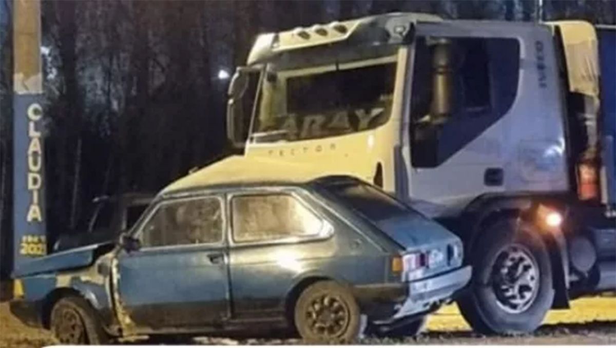 Un camión con arena chocó violentamente a un Fiat 147