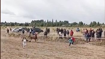 Una imagen impactante. Los niños atraviesan la pista entre caballos que se desplazan a toda velocidad.