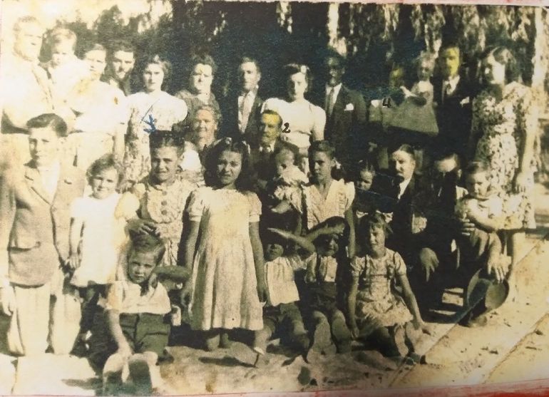 Navidad de 1947 los abuelos con sus hijos y nietos en su chacra de Cipolletti, con sus descendientes hay apellidos como Espíndola, Galluci, Durán, De Auta, Andriani, familias pioneras cipoleñas.
