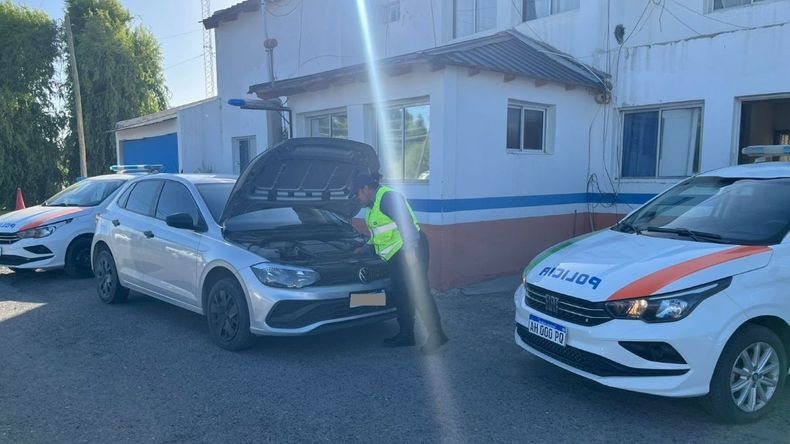 El auto fue controlado en el puesto de Seguridad Vial cercano a los puentes interprovinciales y descubrieron que presentaba múiltilpes irregularidades. | LMCipolletti.com El auto fue controlado en el puesto de Seguridad Vial cercano a los puentes interprovinciales y descubrieron que presentaba múiltilpes irregularidades.