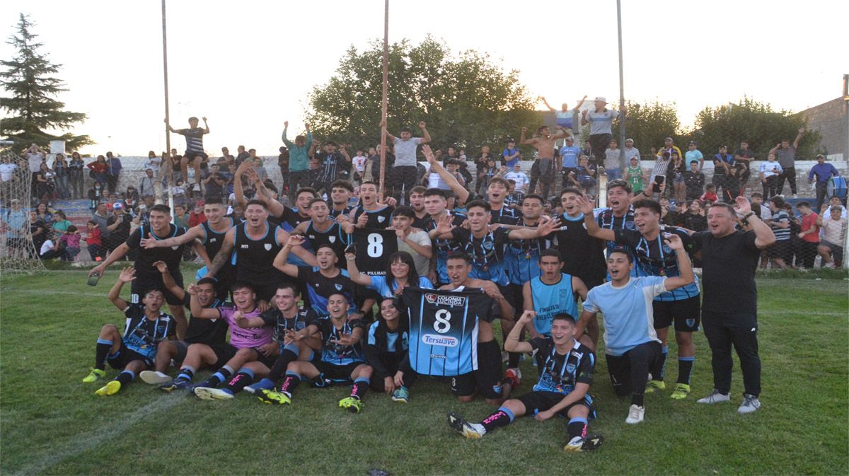 El plantel de Pillmatun junto a su gente.