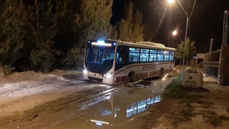 Un colectivo Ko-Ko quedó atascado en la calle y los vecinos salieron al rescate