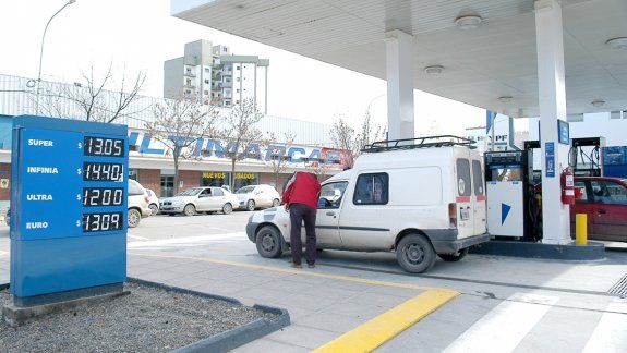 Buscan disminuir el precio del combustible en la Patagonia para potenciar el turismo en la región.