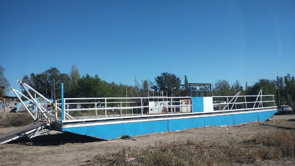 La vieja balsa La Gallega camió la cara en los últimos días. Don Luis Otarola tuvo la idea de darle otro aspecto, y con la colaboración de vecinos lo está logrando.&nbsp;