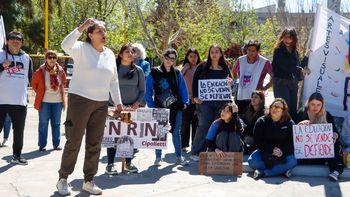 La marcha por el presente y el futuro de la Universidad Pública concluyó su recorrido en la plaza San Martín, donde varios participantes expresaron su inquietud por la política del gobierno nacional para la educación superior.