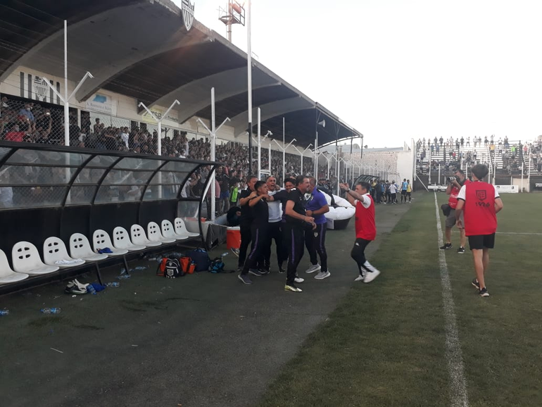 Raggio de los huevos en la garganta al enojo con un periodista al aire