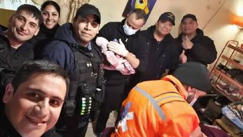 policias recibieron un llamado al 911 y asistieron el parto de un bebe