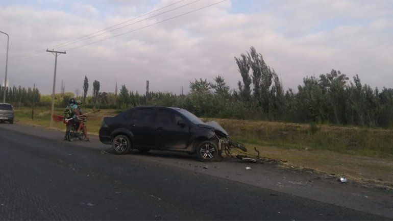 Ruta 22: chocó un poste de luz, volcó y terminó con el auto completamente destruido