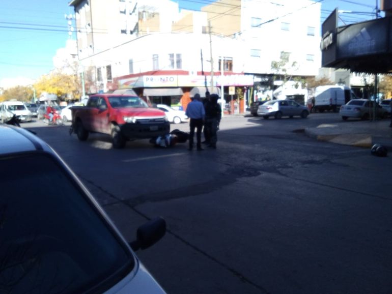 Choque entre moto y camioneta en esquina céntrica de Cipolletti