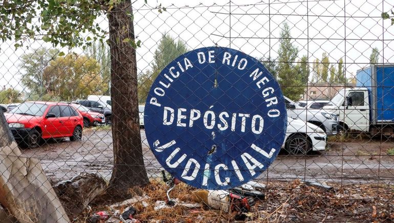 El depósito judicial donde se produjo el incendio tiene custodia policial permanente. Advierten que les lanzan piedras para destruir la iluminación y que han robado partes de vehículos. 