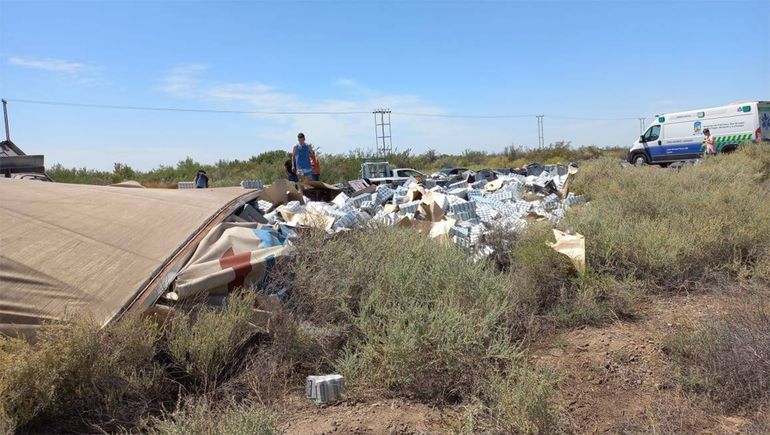 Ruta 151: volcó un camión con cervezas y se llevaron parte de la carga