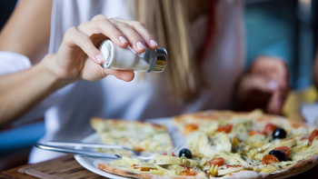 Es fundamental para una vida saludable disminuir o evitar el consumo de sal.