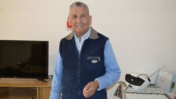 Víctor Alarcón, chileno de nacimiento y formación, argentino por elección de vida, es una personalidad destacada en la ciudad como dirigente vecinal, primero, de Puente de Madera y, luego, del DVN. También despliega una intensa labor religiosa.