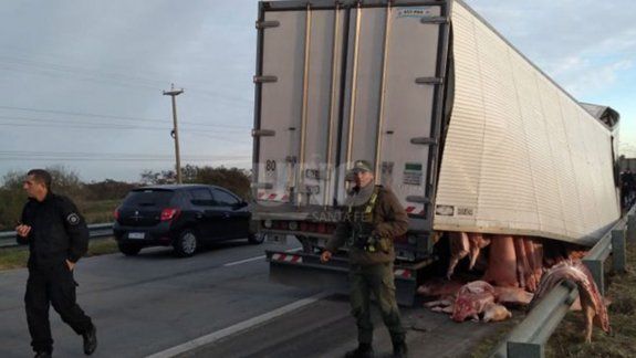 Saquearon un camión averiado y cargado con carne de cerdo