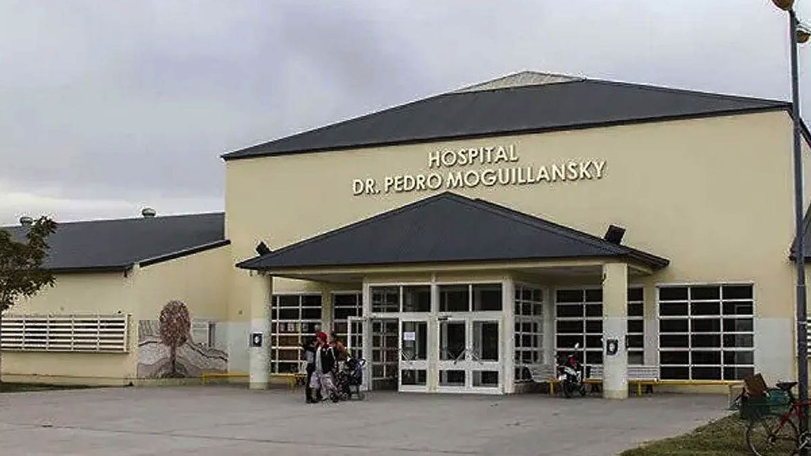 El hospital necesita ayuda. Los peluqueros se organizaron para darla. 