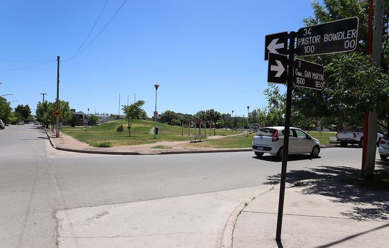 Nuevamente vecinos de la plaza del Arroba preocupados por las juntadas de jóvenes y las picadas en autos y motos.&nbsp;