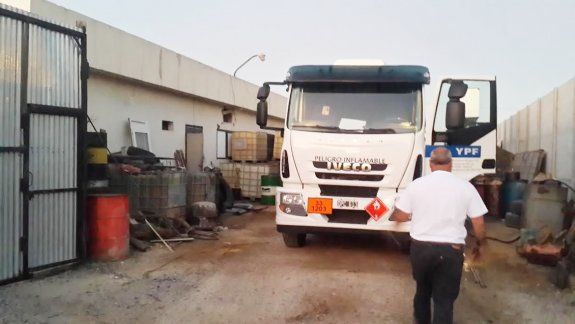 El camión de la empresa neuquina estaba dentro del lugar, preparado para la descarga ilegal de combustible.