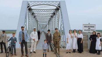 Una impactante imagen de época de una familia al pie del puente interprovincial. Una joyita vía IA.
