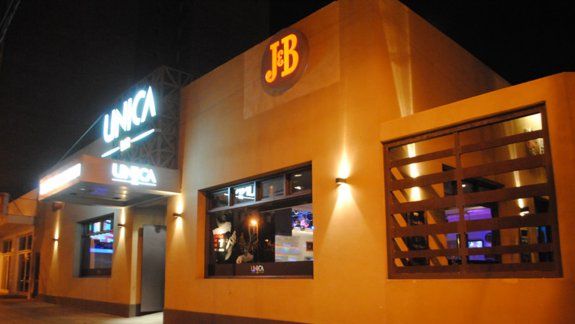 El propietario del local rechazó las denuncias públicas de un cliente y dijo que presentarán las grabaciones ante la Justicia para que se esclarezca el hecho.
