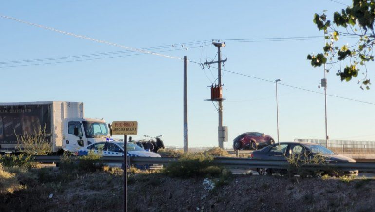 Lo encandiló el sol y terminó montado al muro de contención