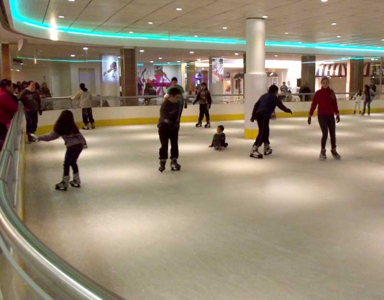 La pista de hielo se ubica en una chocolatería de Bariloche.