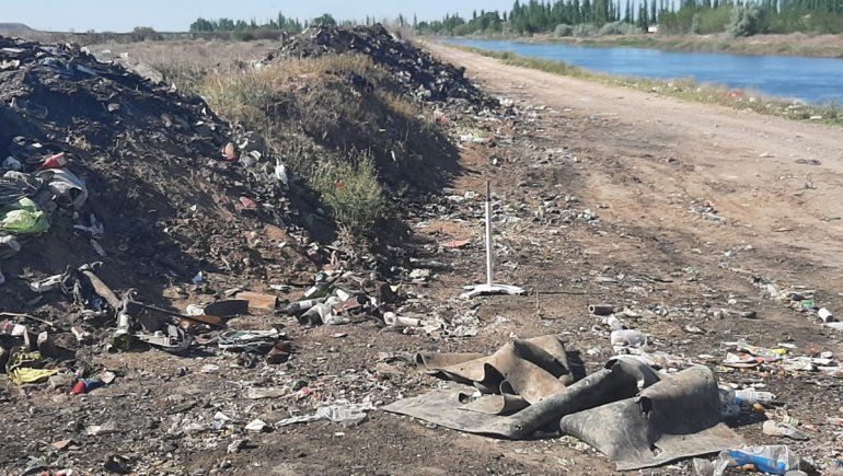 Denuncian basurero ilegal que afecta barrios de Cinco Saltos