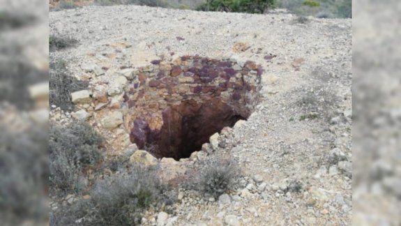 Cedió el terreno y cayó en un pozo de 17 metros de profundidad