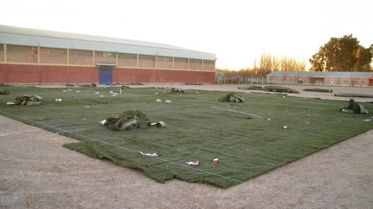 Los rollos de césped sintético ya se distribuyen cerca del Estadio Municipal.