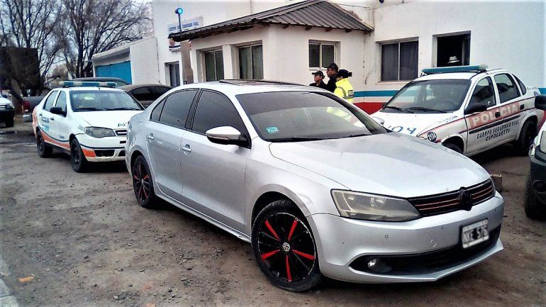 Persecución en Ruta 22: detuvieron a dos jóvenes en un auto de alta gama con marihuana y éxtasis