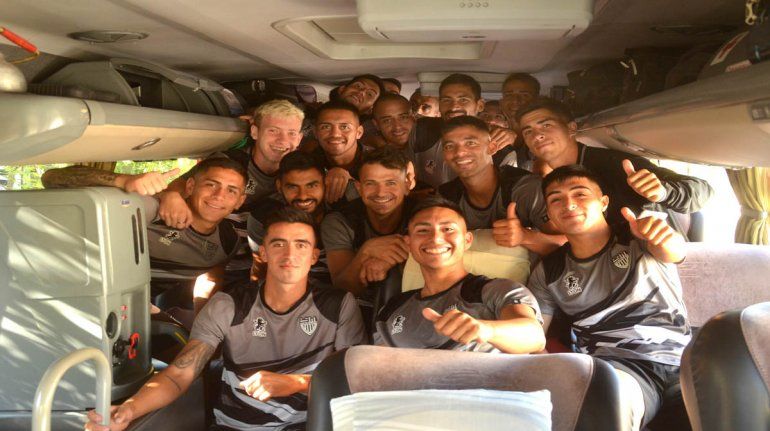 Los jugadores de Cipo en el micro rumbo a Paraná para el partido de Copa.