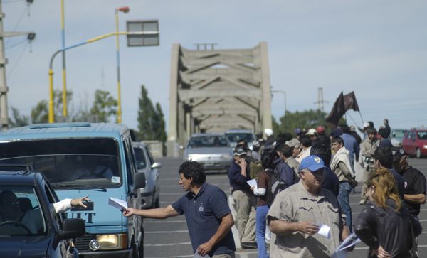 Volanteada de obreros ceramistas en los puentes
