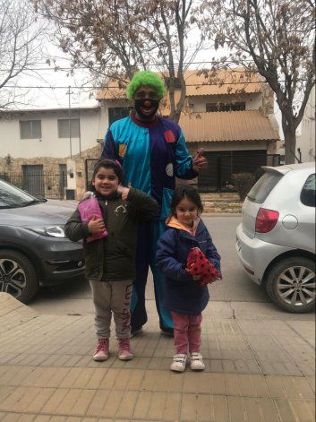 Taxista se disfrazó de payaso para repartir golosinas y sonrisas a los niños