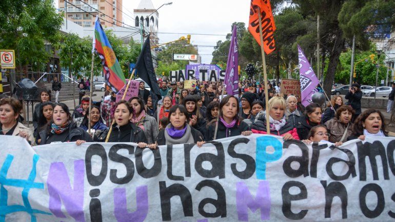 Miles de mujeres neuquinas recorrieron las calles céntricas al grito de Ni una menos. Vivas nos queremos.