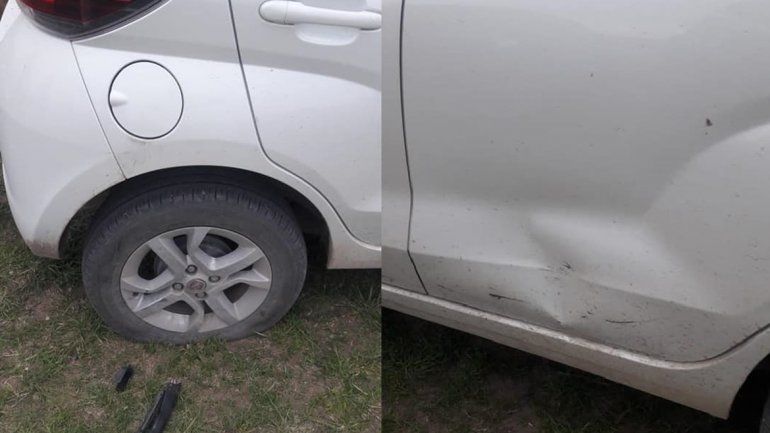 Enojado por ver perder a su hijo, agarró a patadas el auto del árbitro