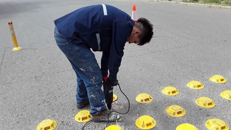 Continúan los trabajos de colocación de cartelería vial en las calles cipleñas