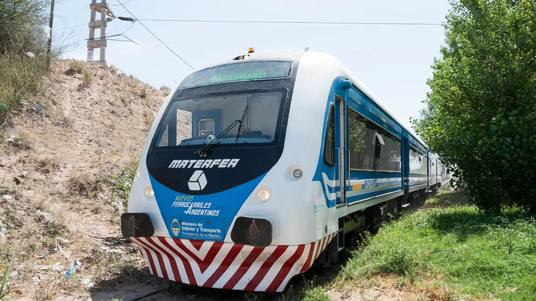 El tren de pasajeros que vincula Cipolletti y Neuquén era muy utilizado por trabajadores, estudiantes y vecinos en general. Se afirma que el servicio no retornará, pero se espera la confirmación. El tren de pasajeros que vincula Cipolletti y Neuquén era muy utilizado por trabajadores, estudiantes y vecinos en general. Se afirma que el servicio no retornará, pero se espera la confirmación.