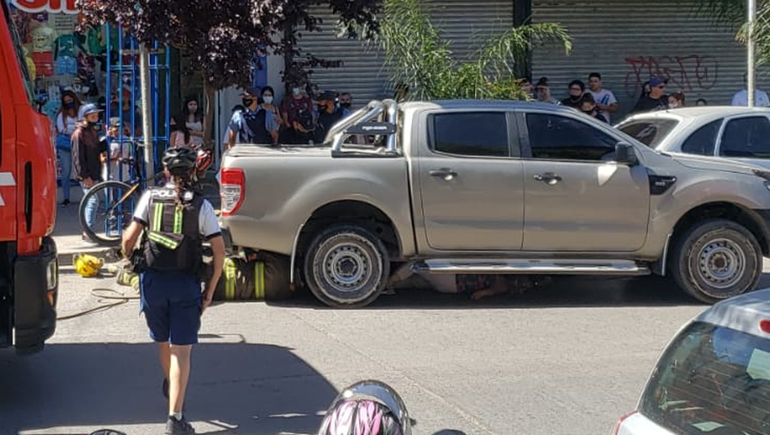 Atropelló a una mujer cuando estacionaba: quedó atrapada debajo de la camioneta