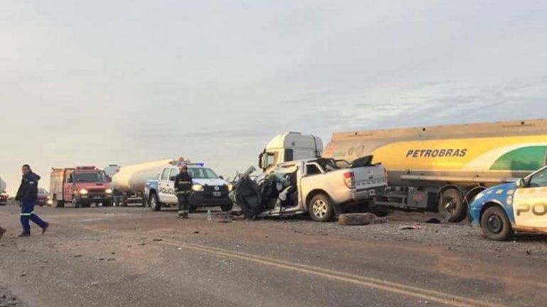 Perdió el control y chocó con dos camiones de frente: una mujer y dos menores heridos