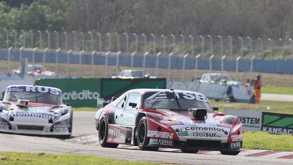 La Chevy 151 en la grilla de partida. Urcera subiendo a ocupar la butaca en compañía de Altuna, su invitado especial al gran desafío del TC en Buenos Aires.