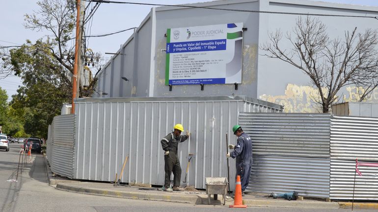 La esquina de España y Urquiza de Cipolletti es intervenida para remodelar la fachada del edificio judicial.